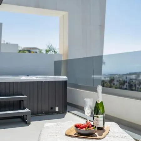Seaviews Private Jacuzzi Rooftop&luxurious Living Apartment